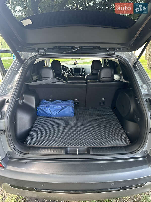 Фото Jeep Cherokee з оголошення AUTO.RIA