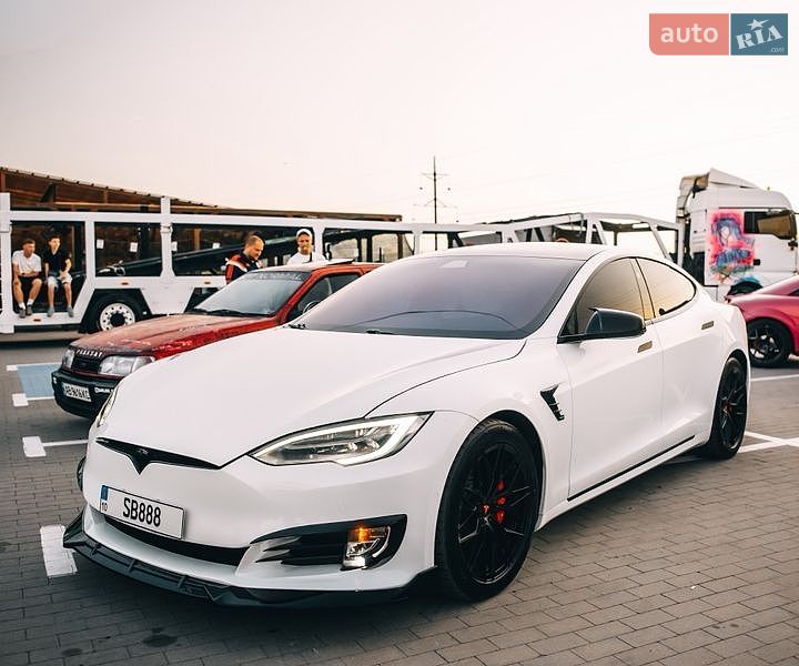 Фото Tesla Model S з оголошення AUTO.RIA