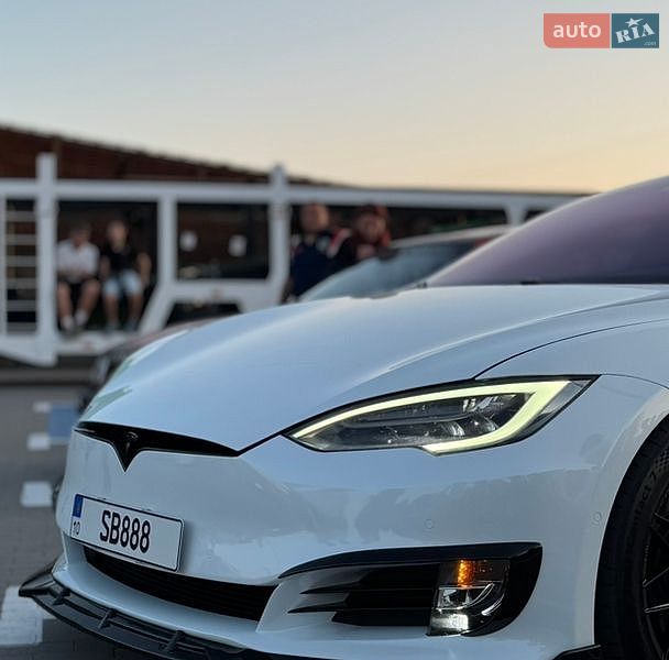 Фото Tesla Model S з оголошення AUTO.RIA