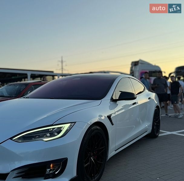 Фото Tesla Model S з оголошення AUTO.RIA