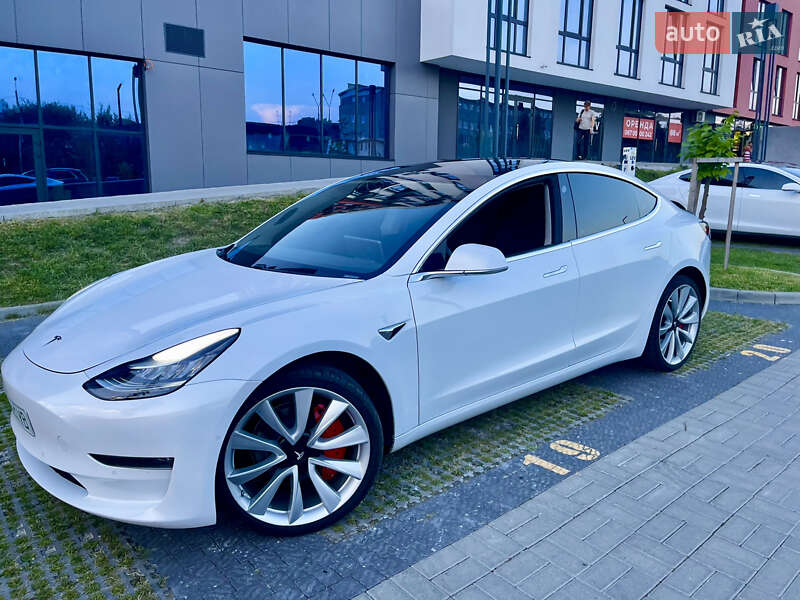 Фото Tesla Model 3 з оголошення AUTO.RIA
