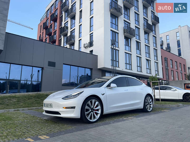 Фото Tesla Model 3 з оголошення AUTO.RIA