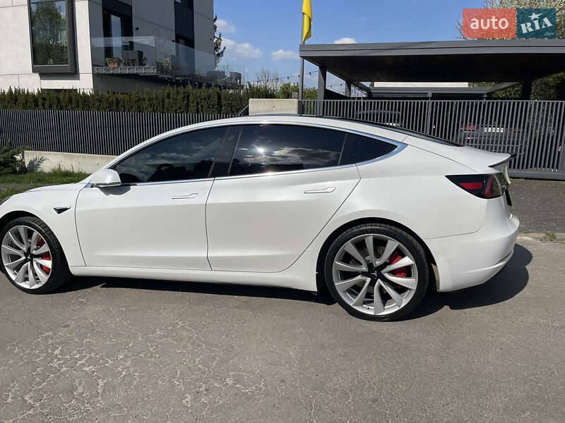 Фото Tesla Model 3 з оголошення AUTO.RIA