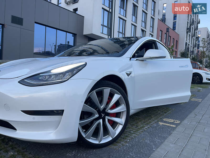 Фото Tesla Model 3 з оголошення AUTO.RIA