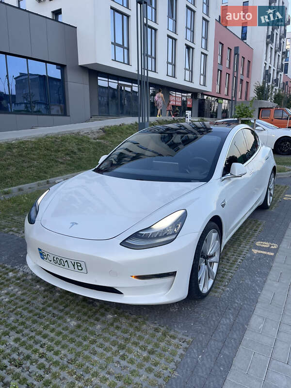 Фото Tesla Model 3 з оголошення AUTO.RIA
