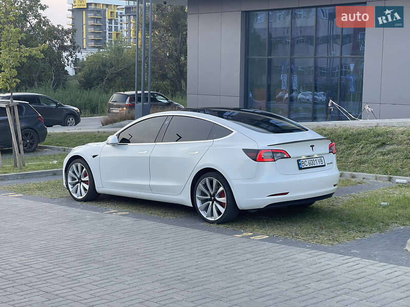 Фото Tesla Model 3 з оголошення AUTO.RIA
