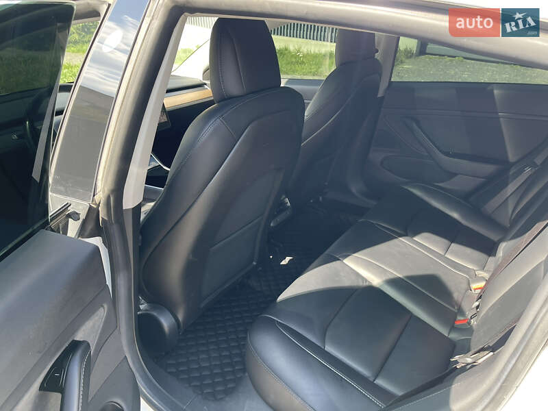 Фото Tesla Model 3 з оголошення AUTO.RIA