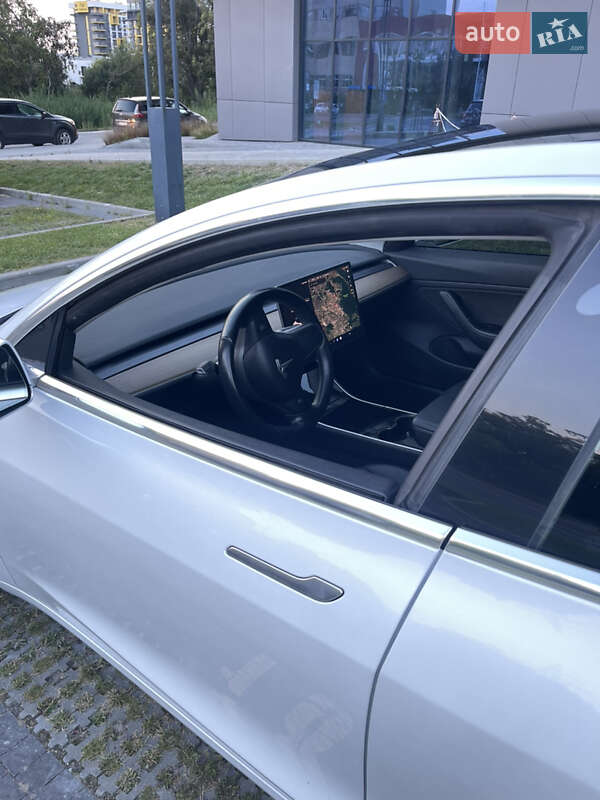 Фото Tesla Model 3 з оголошення AUTO.RIA
