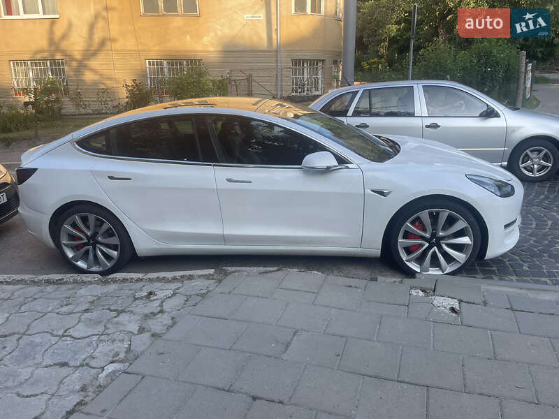Фото Tesla Model 3 з оголошення AUTO.RIA