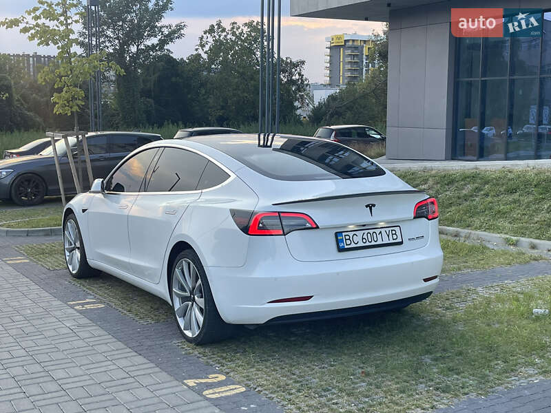 Фото Tesla Model 3 з оголошення AUTO.RIA