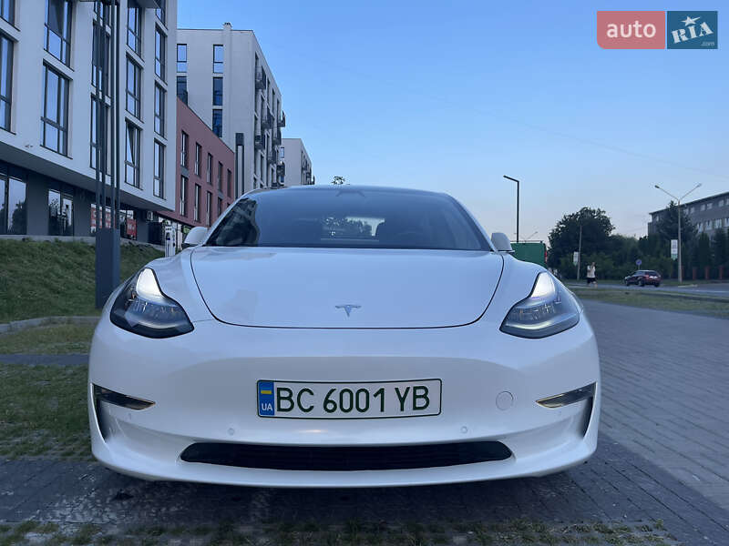 Фото Tesla Model 3 з оголошення AUTO.RIA