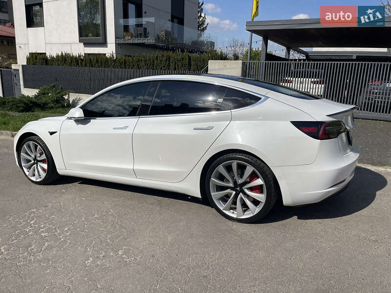 Фото Tesla Model 3 з оголошення AUTO.RIA