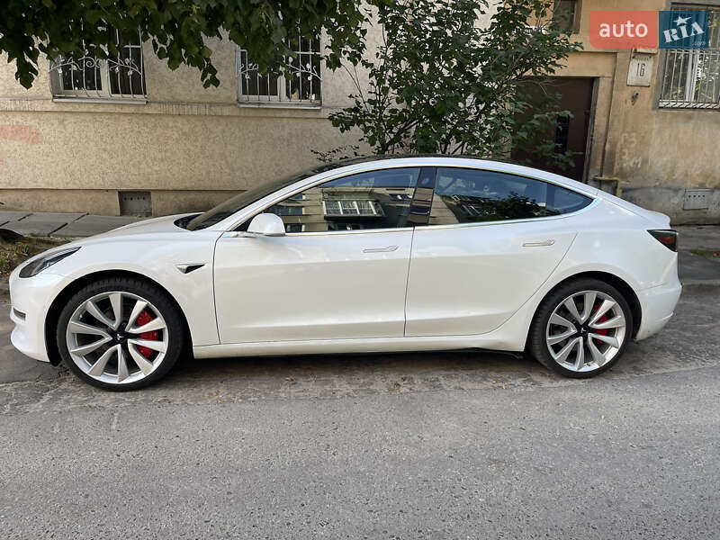 Фото Tesla Model 3 з оголошення AUTO.RIA