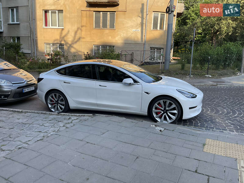 Фото Tesla Model 3 з оголошення AUTO.RIA