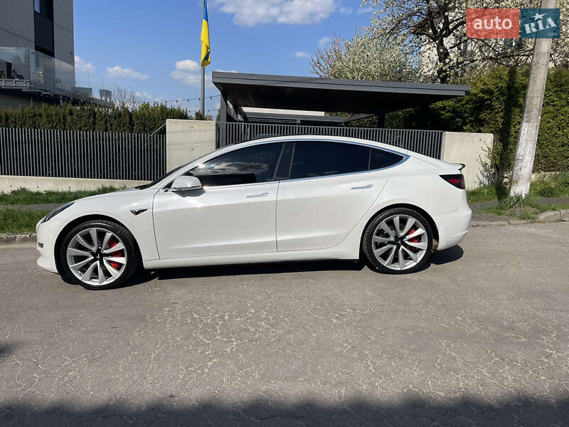 Фото Tesla Model 3 з оголошення AUTO.RIA
