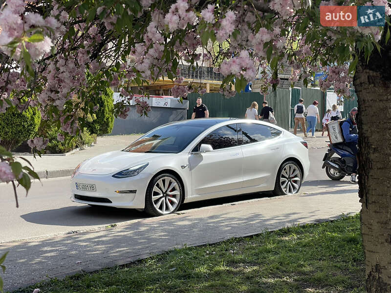 Фото Tesla Model 3 з оголошення AUTO.RIA