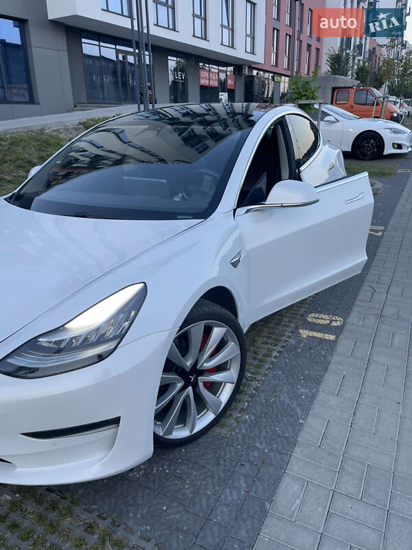 Фото Tesla Model 3 з оголошення AUTO.RIA