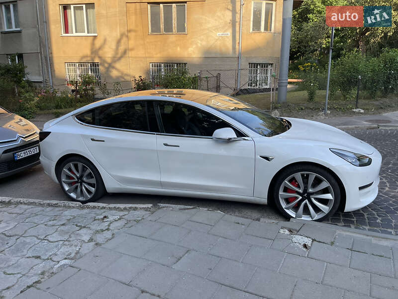 Фото Tesla Model 3 з оголошення AUTO.RIA