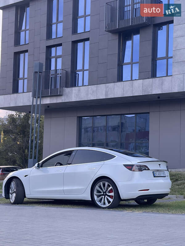 Фото Tesla Model 3 з оголошення AUTO.RIA