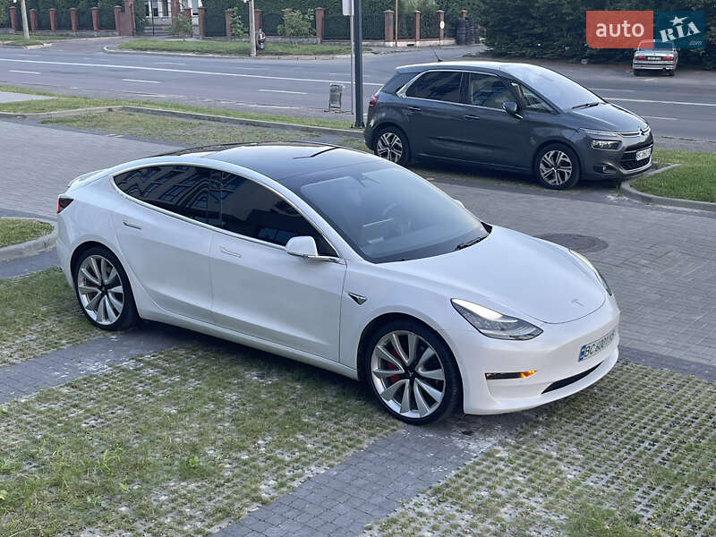 Фото Tesla Model 3 з оголошення AUTO.RIA