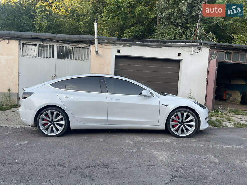 Фото Tesla Model 3 з оголошення AUTO.RIA