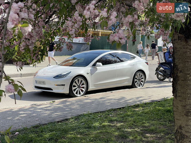Фото Tesla Model 3 з оголошення AUTO.RIA