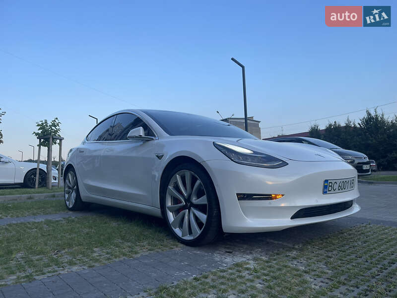 Фото Tesla Model 3 з оголошення AUTO.RIA