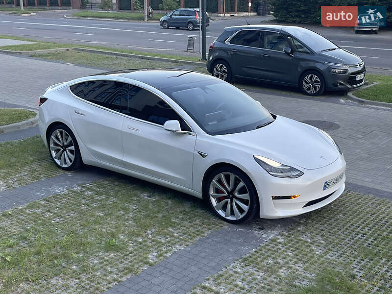 Фото Tesla Model 3 з оголошення AUTO.RIA