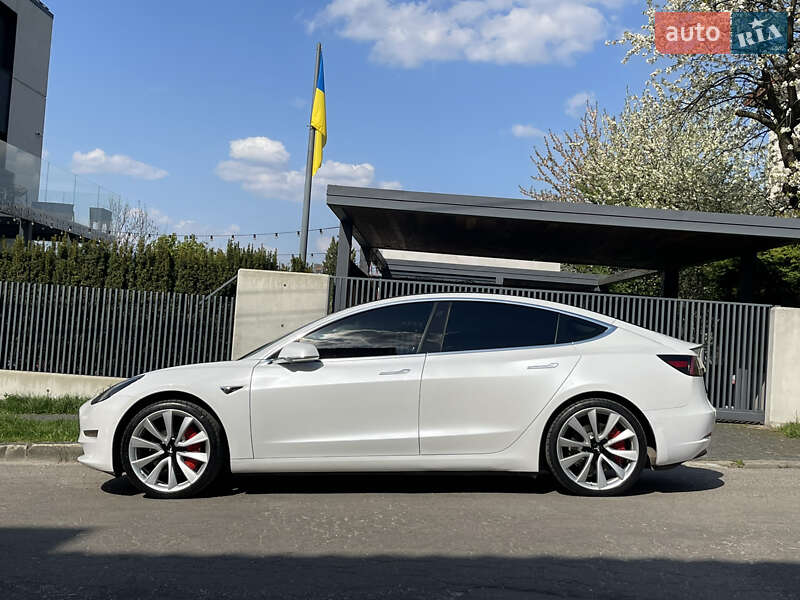 Фото Tesla Model 3 з оголошення AUTO.RIA