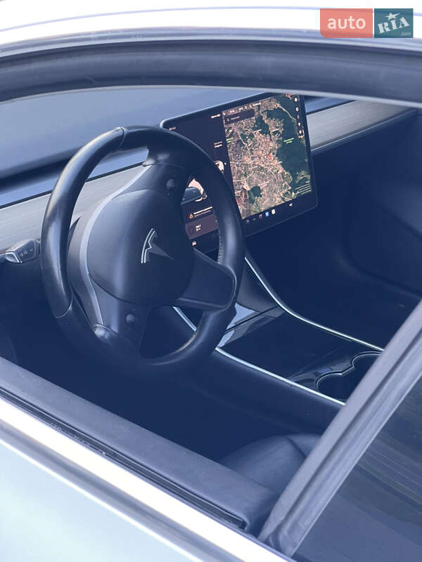 Фото Tesla Model 3 з оголошення AUTO.RIA