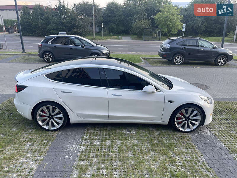 Фото Tesla Model 3 з оголошення AUTO.RIA