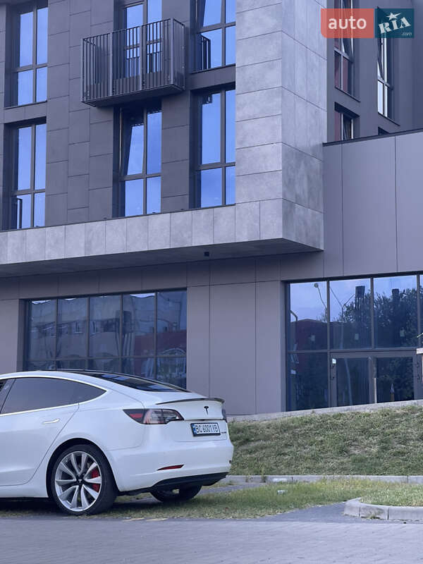 Фото Tesla Model 3 з оголошення AUTO.RIA