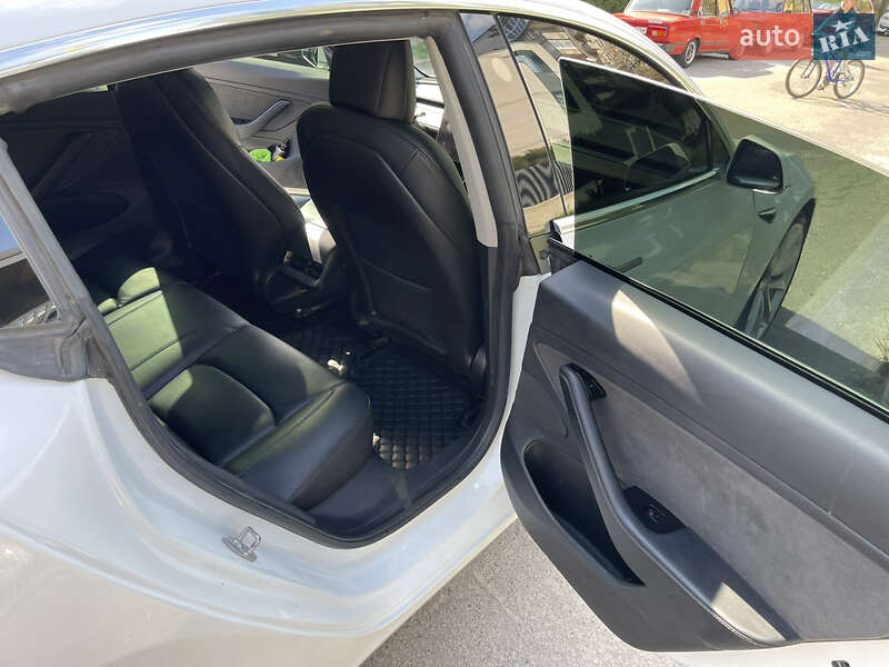 Фото Tesla Model 3 з оголошення AUTO.RIA