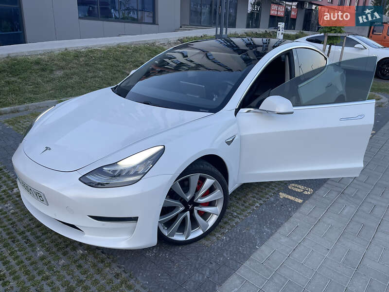 Фото Tesla Model 3 з оголошення AUTO.RIA