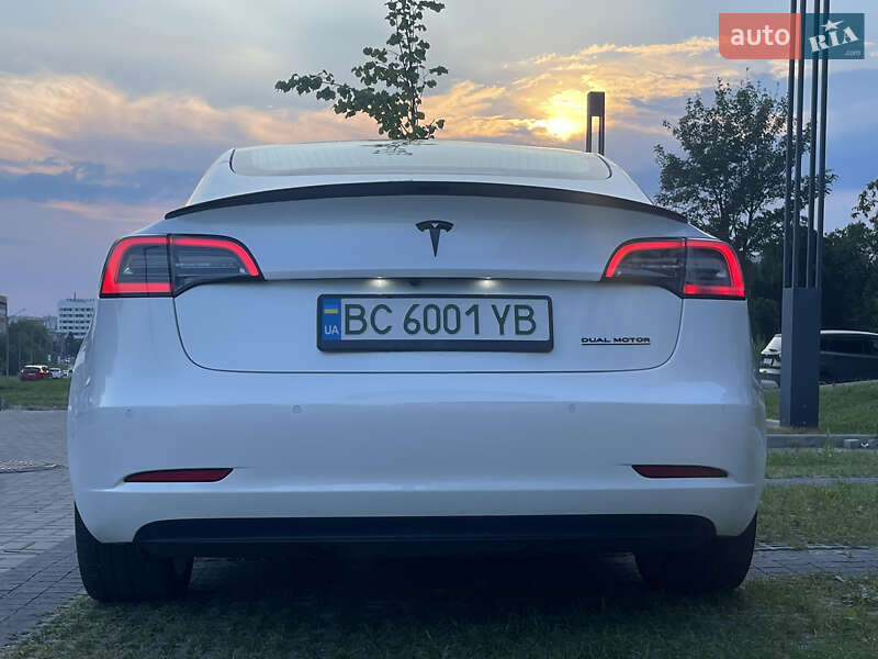 Фото Tesla Model 3 з оголошення AUTO.RIA