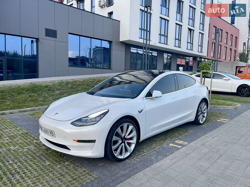Фото Tesla Model 3 з оголошення AUTO.RIA