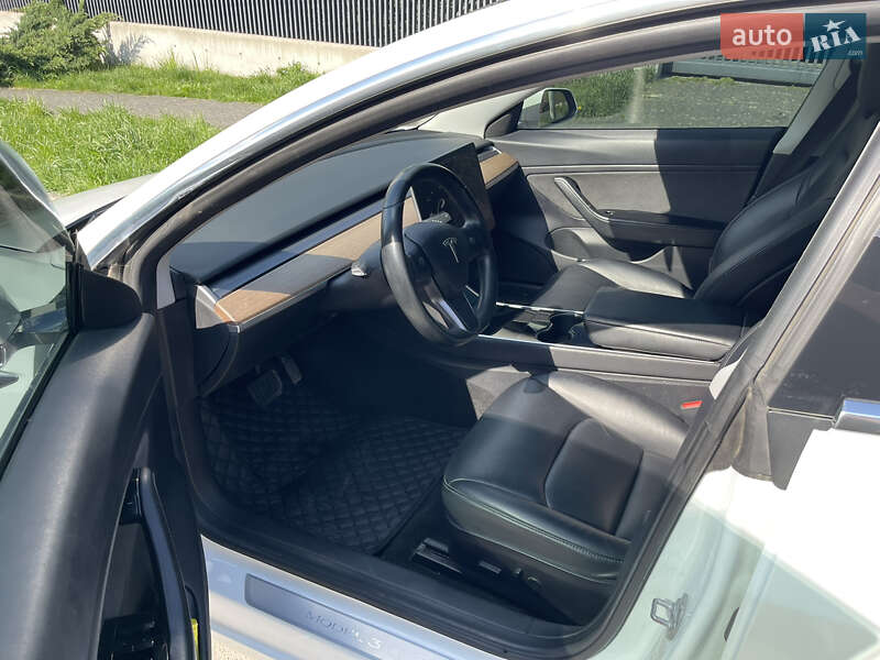 Фото Tesla Model 3 з оголошення AUTO.RIA
