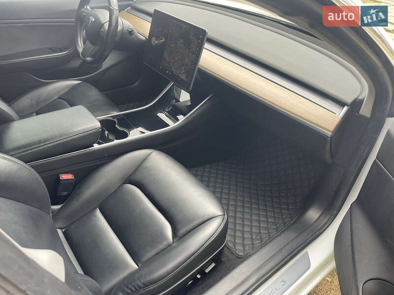 Фото Tesla Model 3 з оголошення AUTO.RIA