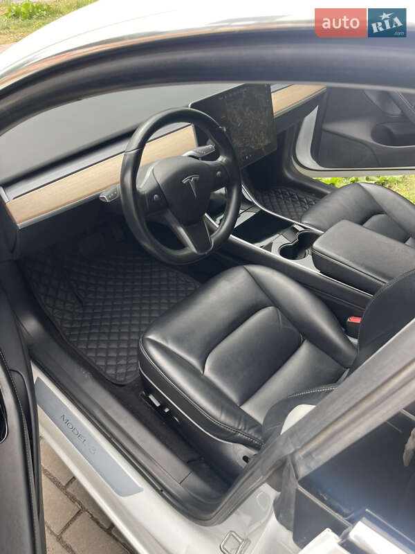 Фото Tesla Model 3 з оголошення AUTO.RIA