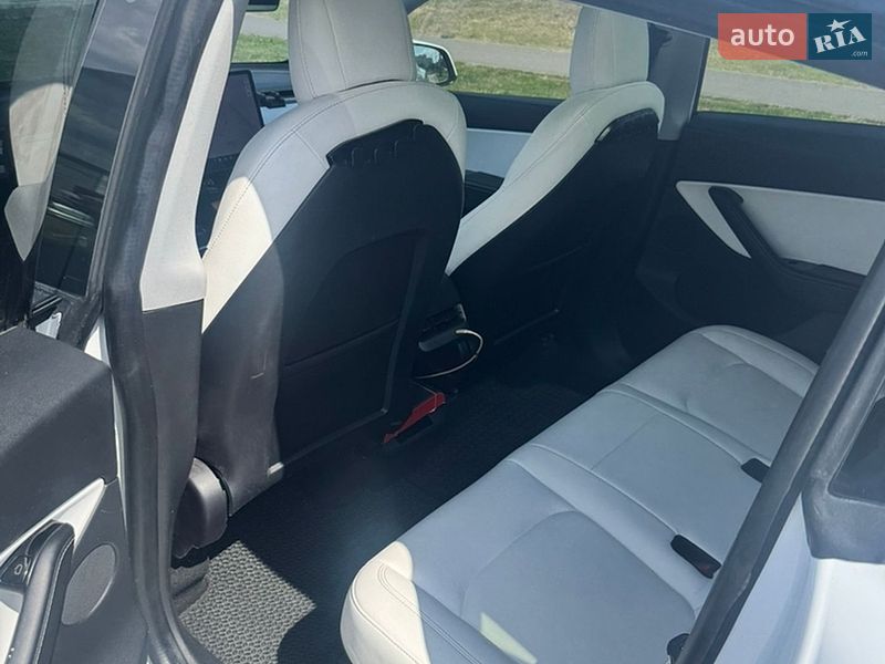 Фото Tesla Model Y з оголошення AUTO.RIA
