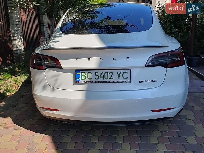 Фото Tesla Model 3 з оголошення AUTO.RIA