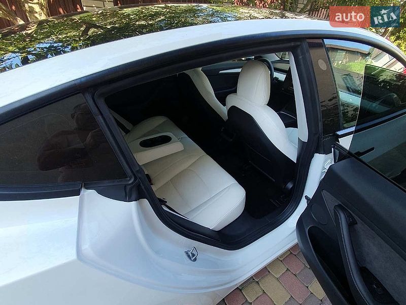 Фото Tesla Model 3 з оголошення AUTO.RIA