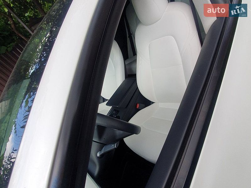 Фото Tesla Model 3 з оголошення AUTO.RIA