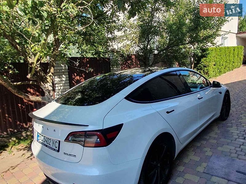 Фото Tesla Model 3 з оголошення AUTO.RIA