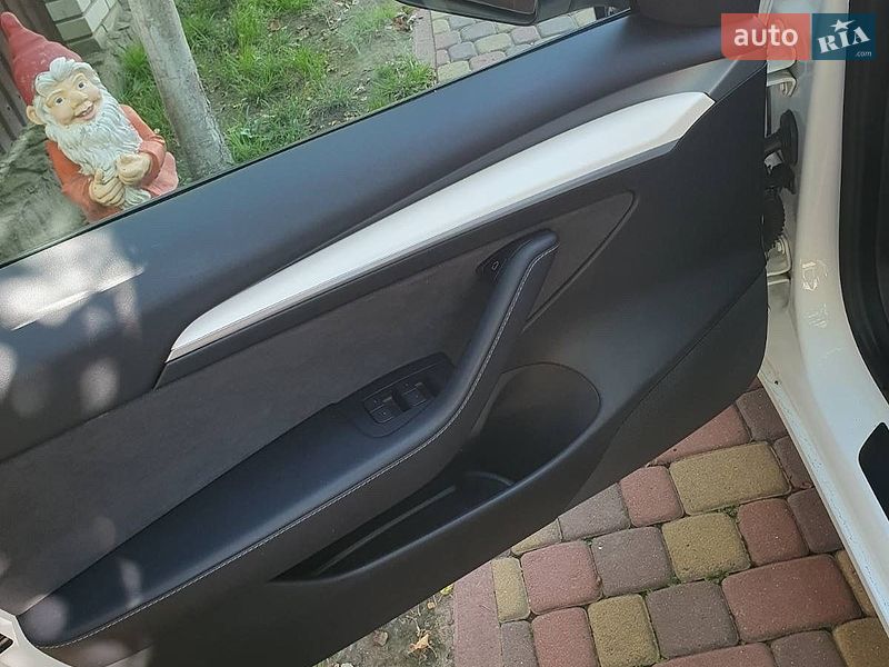 Фото Tesla Model 3 з оголошення AUTO.RIA