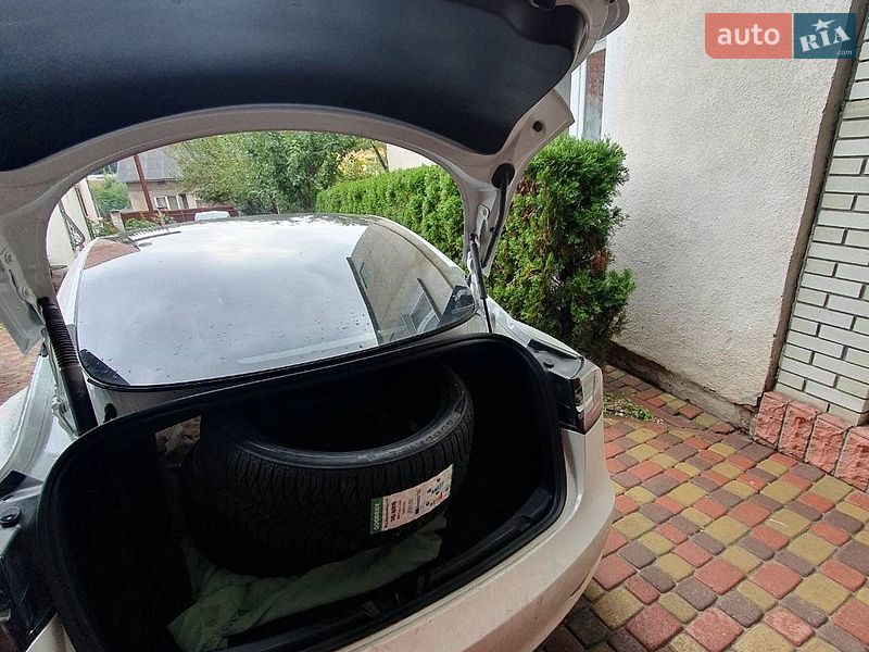 Фото Tesla Model 3 з оголошення AUTO.RIA