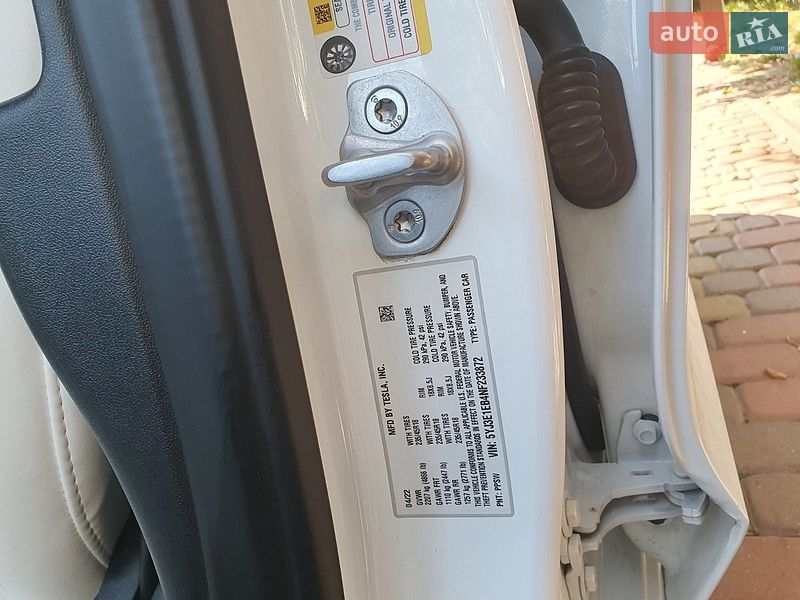 Фото Tesla Model 3 з оголошення AUTO.RIA