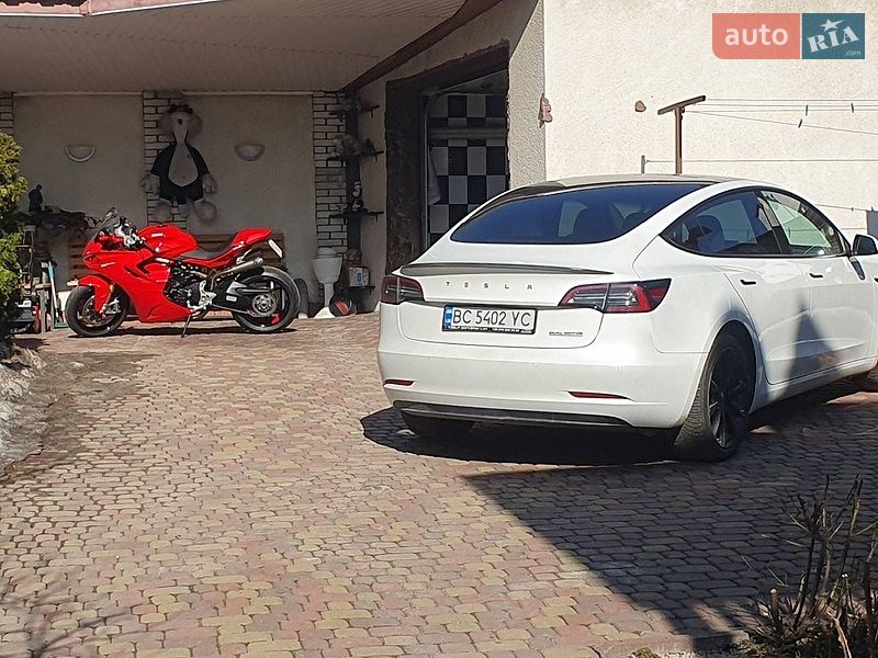 Фото Tesla Model 3 з оголошення AUTO.RIA
