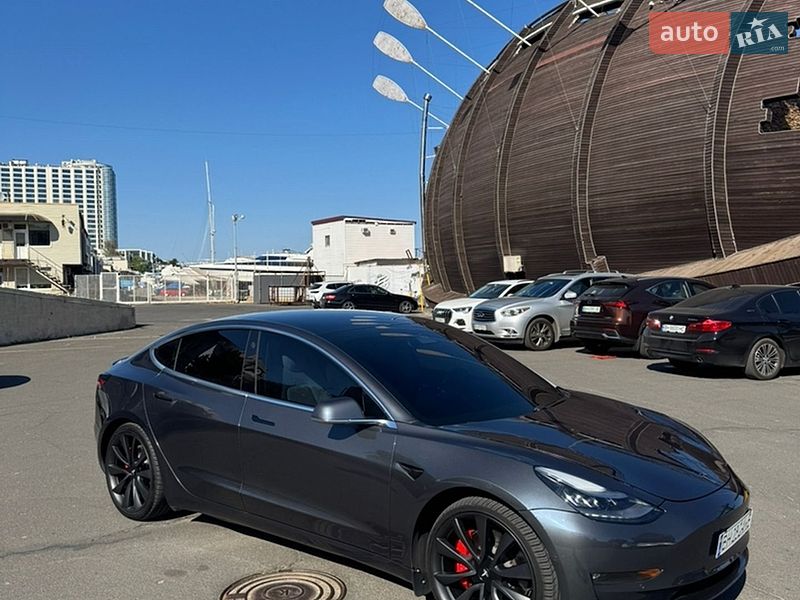 Фото Tesla Model 3 з оголошення AUTO.RIA