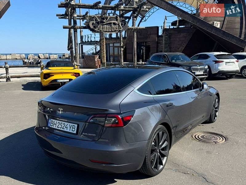 Фото Tesla Model 3 з оголошення AUTO.RIA